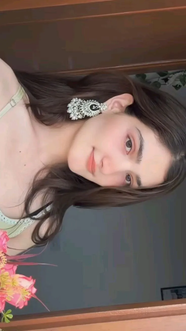 Soft Glam Traditional Look – Elegant Evening Aesthetic