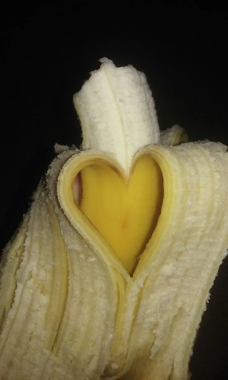 just eating my after school snack and this is what my banana did. 🍌