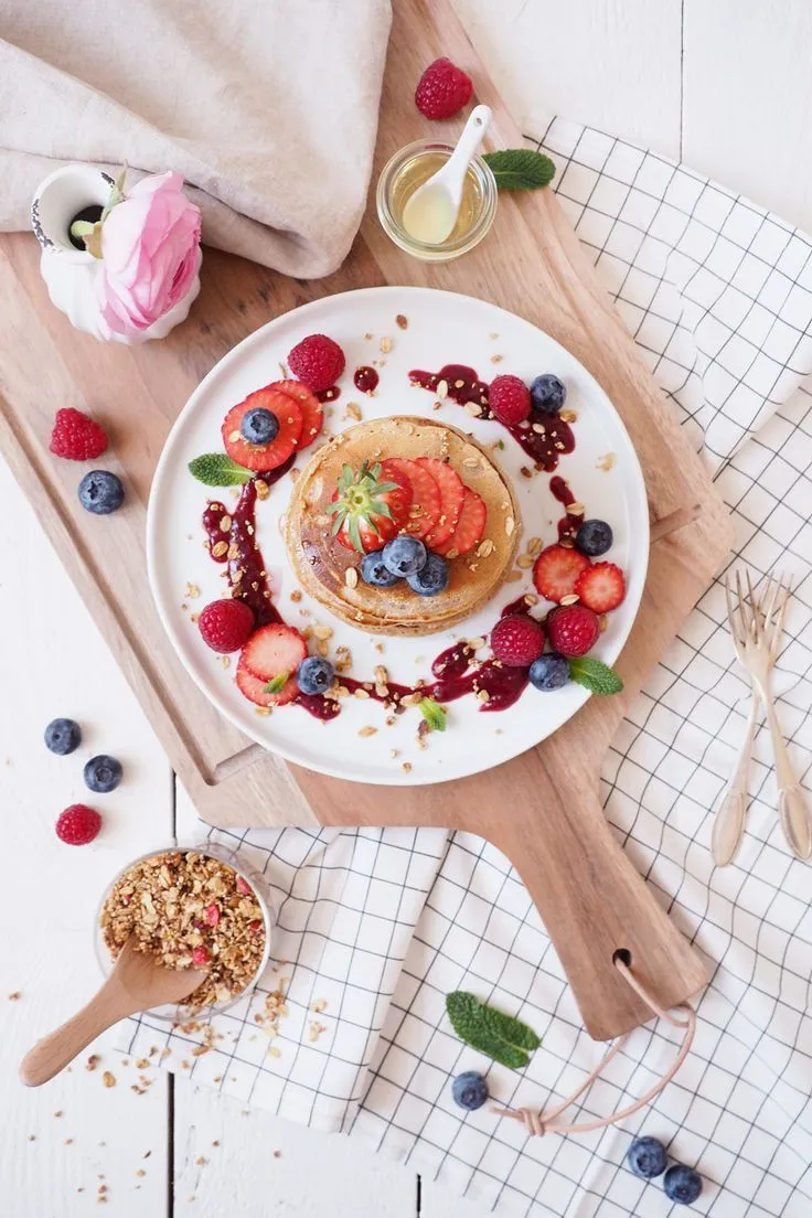 Vegane Pancakes mit Heidelbeersauce, Müslicrunch und frischen Beeren - scones & berries