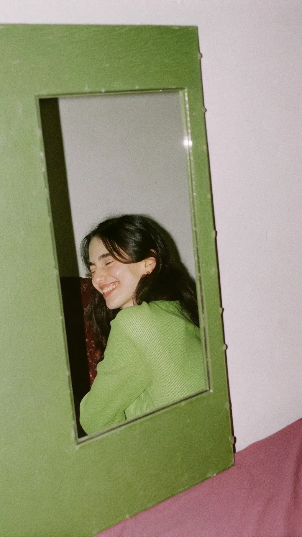 Reflejo de Ana en el espejo, sonriendo sola