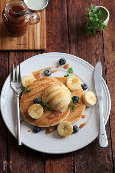 キャラメルクリームのフルーツホットケーキ。 | レシピサイトNadia