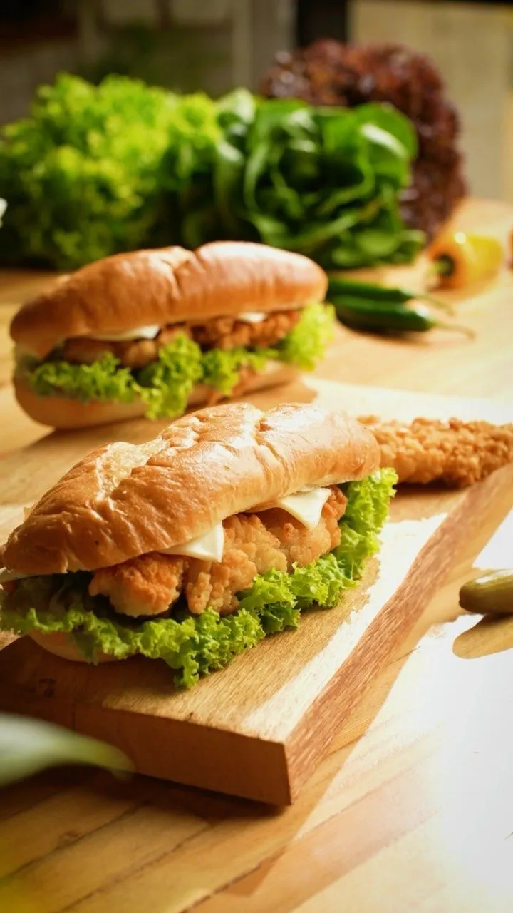 yaraobeidat on Instagram: صار وقت تبطلو تشترو الزنجر من برا و تعملوه بالبيت….لانه عندكم اطيب زنجر دجاج و سر الصوص اللزيز…. المقادير: زنجر الدجاج من جاج الوطنية خبز…