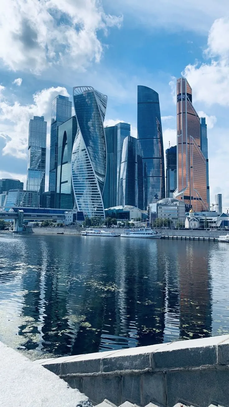 there are many tall buildings next to the water